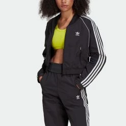 Women's Adidas Originals Adicolor Classics Cropped Track Jacket Black BLACK 13 Women's Adidas Originals Adicolor Classics Cropped Track Jacket Black BLACK -women‘s Sales Store GN2791 APP on model front gradient