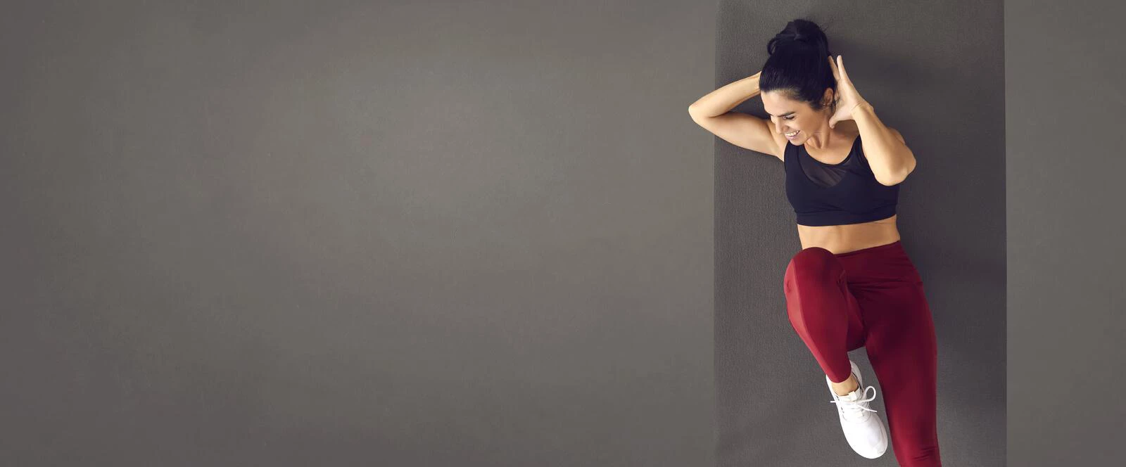 women‘s Sales Store -women‘s Sales Store happy young woman black dark red sportswear exercising doing bicycle crunches lying grey sports mat fitness 203509627